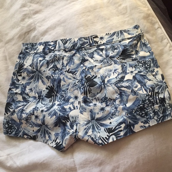 Patterned Shorts - Picture 2 of 5